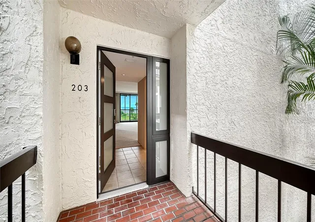 Listing Photo 5 - Condo for sale in building located at 1975 Gulf Of Mexico Dr, Longboat Key, FL 34228 - Unit #G4-203