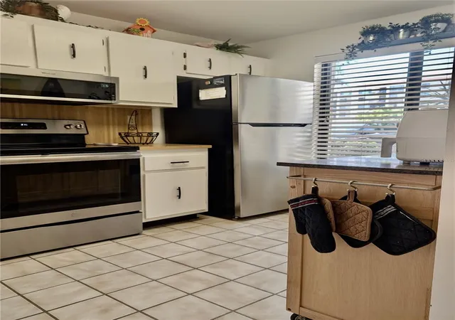 Listing Photo 5 - Condo for sale in building located at 6218 Palma Del Mar Blvd S, St. Petersburg, FL 33715 - Unit #114