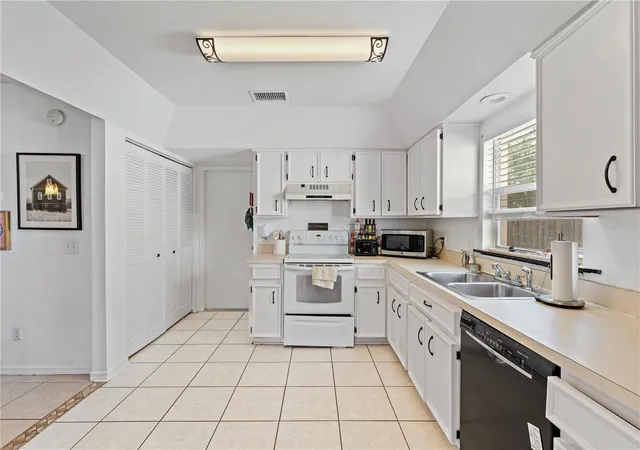 2nd image of 9758 Fox Hollow Rd, Tampa, FL 33647 | MLS# TB8497890