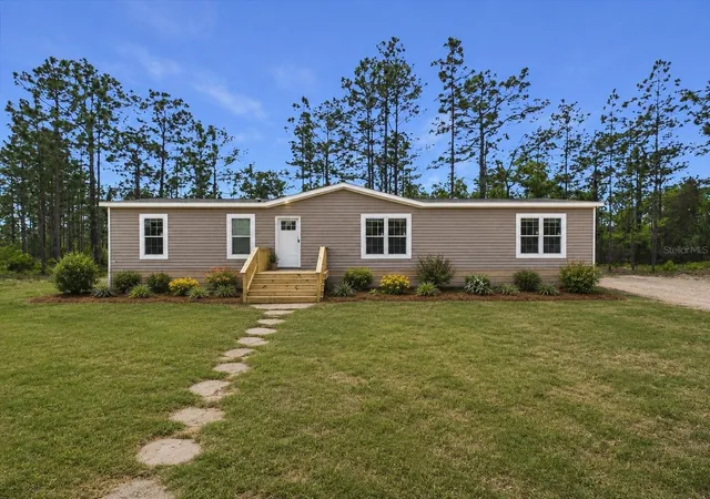 Homes for sale in Hawthorne, FL | 137 Beulah Dr, Hawthorne, FL 32640 | MLS# GC539476