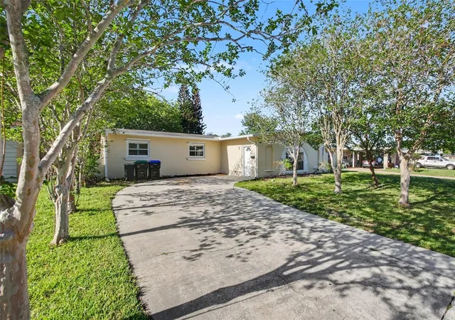 Photo 2 of Single family home for sale at 722 Galsworthy Ave, Orlando, FL 32809 | MLS# O6399779 | Listing updated on 2026-07-31