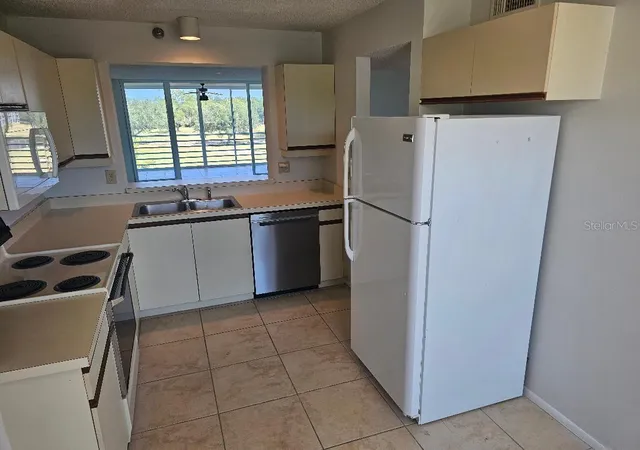Listing Photo 5 - Condo for sale in building located at 4410 Fairways Blvd, Bradenton, FL 34209 - Unit #206