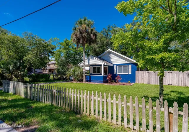 Photo 3 of Single family home for sale at 112 Center St, Daytona Beach, FL 32117 | MLS# V4948557 | Listing updated on 2026-08-06
