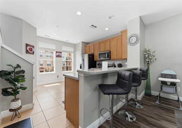 Listing Photo 5 - Condo for sale in building located at 5026 Tideview Cir, ORLANDO, FL 32819 - Unit #17