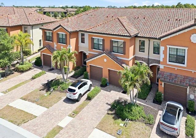 Photo 3 of Townhouse for sale at 20352 Lagente Cir, Venice, FL 34293 | MLS# A4690400 | Listing updated on 2026-08-26