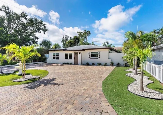 Photo 2 of Single family home for sale at 6750 W Flamingo Way S, St Petersburg, FL 33707 | MLS# TB8498794 | Listing updated on 2026-05-27