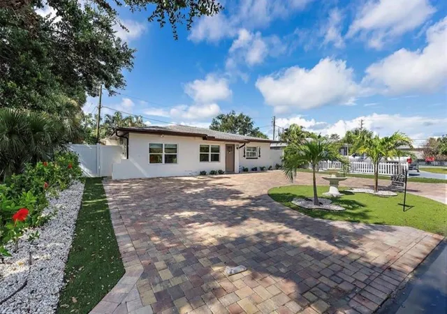 Photo 3 of Single family home for sale at 6750 W Flamingo Way S, St Petersburg, FL 33707 | MLS# TB8498794 | Listing updated on 2026-05-27
