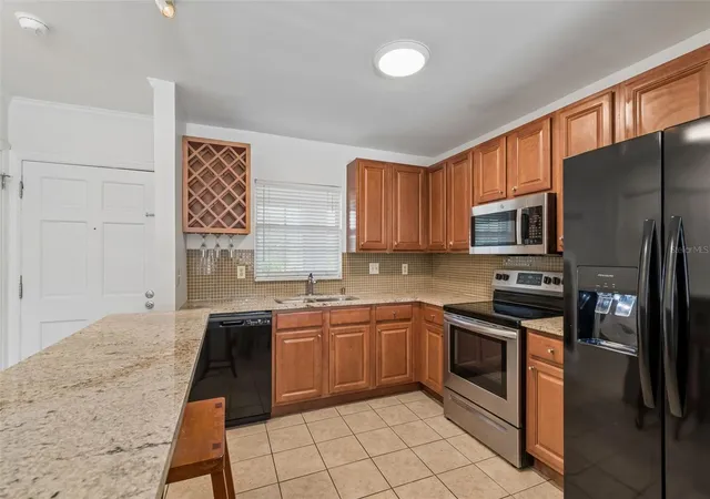 4th image of 10314 Carrollwood Ct, TAMPA, FL 33618