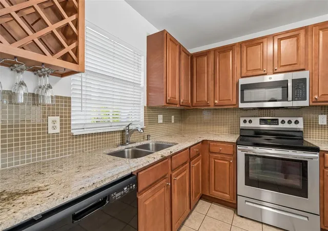 5th image of 10314 Carrollwood Ct, TAMPA, FL 33618