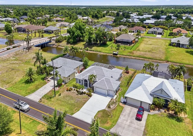 Photo 4 of Single family home for sale at 885 Rotonda Cir, Rotonda West, FL 33947 | MLS# O6400168 | Listing updated on 2026-08-17