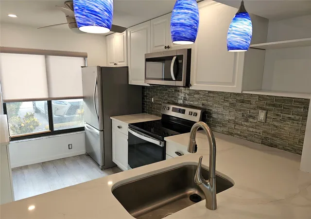 Listing Photo 4 - Condo for sale in building located at 6343 Palma Del Mar Blvd S, ST PETERSBURG, FL 33715 - Unit #126