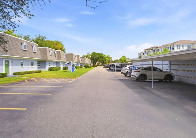2nd image of 1715 Belleair Forest Dr, BELLEAIR, FL 33756