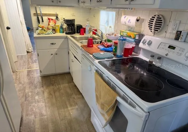 Photo 3 of Manufactured home for sale at 620 49th Avenue W, Bradenton, FL 34207 | MLS# A4690576 | Listing updated on 2026-05-07