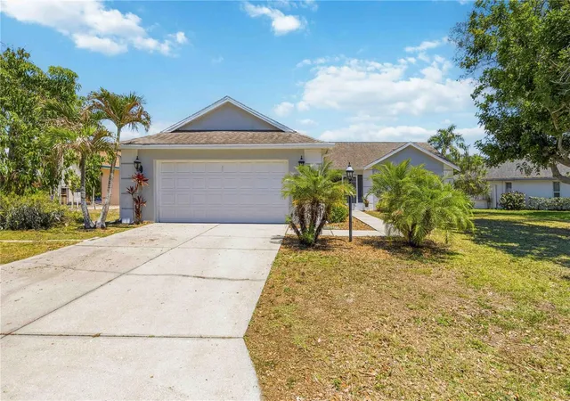 Photo 2 of Single family home for sale at 4851 Hamlets Grv Dr, Sarasota, FL 34235 | MLS# A4690584 | Listing updated on 2026-08-27