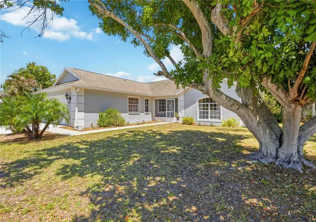Photo 3 of Single family home for sale at 4851 Hamlets Grv Dr, Sarasota, FL 34235 | MLS# A4690584 | Listing updated on 2026-08-27