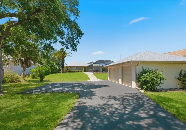 3rd image of 880 Lemon Bay Dr, Venice, FL 34293 | MLS# D6147121