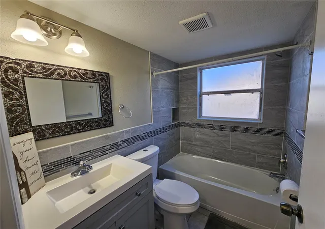 3rd image of 8200 Fairways Cir, OCALA, FL 34472