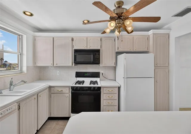Photo 4 of Condo for sale at 6025 Shore Blvd S #303, Gulfport, FL 33707 | MLS# TB8499850 | Listing updated on 2026-10-06
