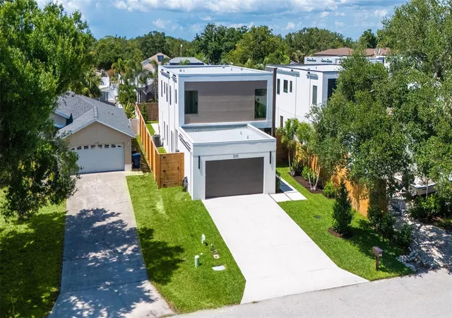 Photo 4 of Single family home for sale at 2225 Florinda St, Sarasota, FL 34231 | MLS# A4690756 | Listing updated on 2026-09-13
