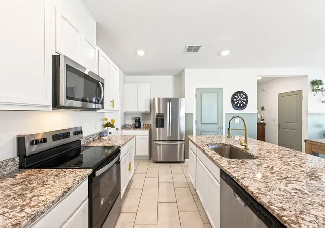 4th image of 182 Amberwood Wy, Umatilla, FL 32784 | MLS# O6400854
