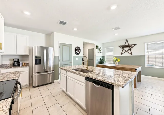 5th image of 182 Amberwood Wy, Umatilla, FL 32784 | MLS# O6400854