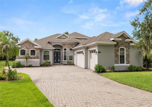 Photo 2 of Sale Pending at 2120 Southern Oaks Ln, Lakeland, FL 33813 | MLS# W7885043 | Listing updated on 2026-10-05