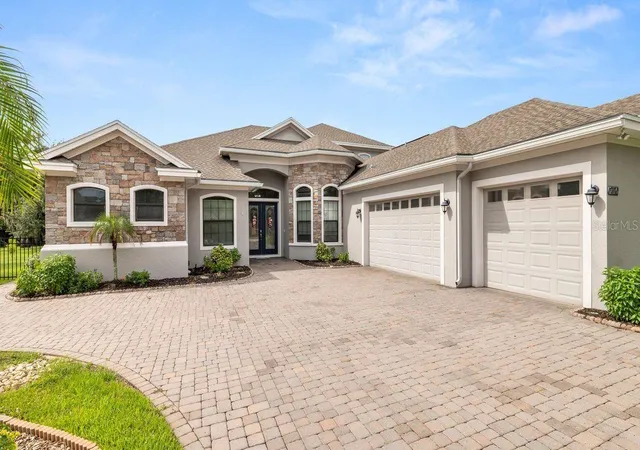 Photo 3 of Sale Pending at 2120 Southern Oaks Ln, Lakeland, FL 33813 | MLS# W7885043 | Listing updated on 2026-10-05
