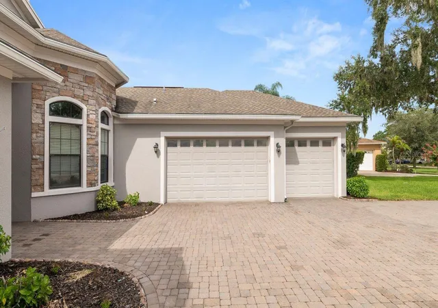 Photo 4 of Sale Pending at 2120 Southern Oaks Ln, Lakeland, FL 33813 | MLS# W7885043 | Listing updated on 2026-10-05