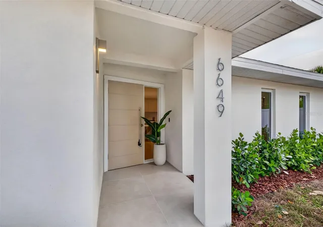 2nd image of 6649 Pinellas Point Dr S, Saint Petersburg, FL 33712 | MLS# A4690826