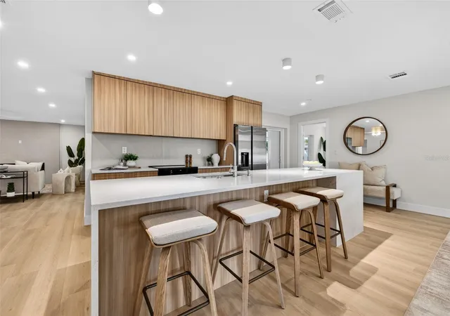 3rd image of 6649 Pinellas Point Dr S, Saint Petersburg, FL 33712 | MLS# A4690826