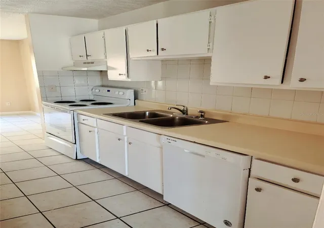 Listing Photo 5 - Condo for sale in building located at 2330 Huntington Grn Ct, ORLANDO, FL 32839 - Unit #6