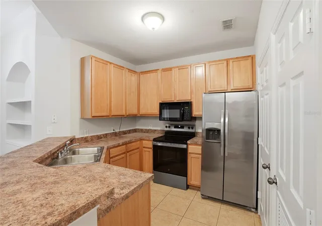 4th image of 9916 Courtney Palms Blvd, TAMPA, FL 33619