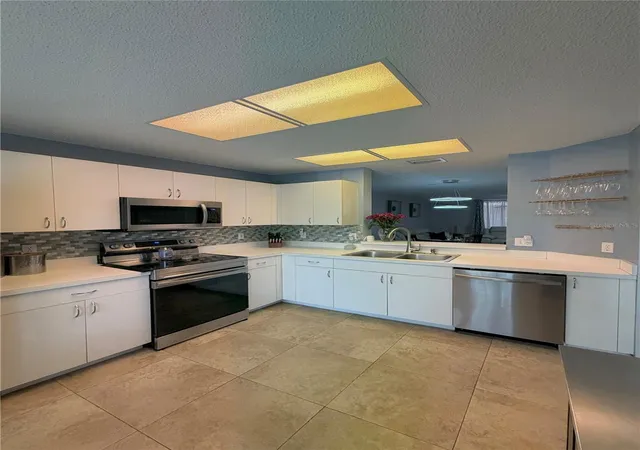 Photo 3 of Townhouse for sale at 2122 Clover Hl Rd, Palm Harbor, FL 34683 | MLS# W7885061 | Listing updated on 2026-09-27