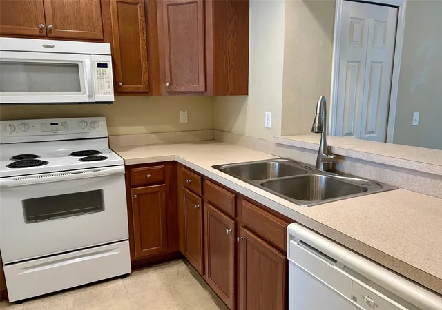 Photo 3 of Townhouse for sale at 2078 Sun Dl Dr, Clearwater, FL 33763 | MLS# TB8500340 | Listing updated on 2026-08-01