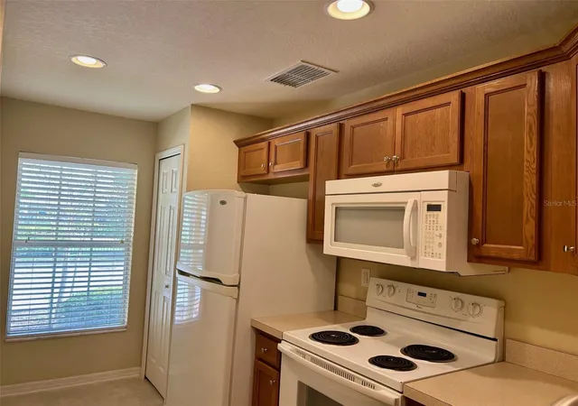 Photo 3 of Townhouse for sale at 2078 Sun Dl Dr, Clearwater, FL 33763 | MLS# TB8500340 | Listing updated on 2026-08-01