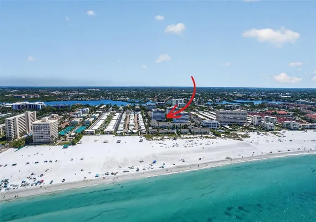 Listing Photo 3 - Condo for sale in building located at 1080 W Peppertree Ln, Sarasota, FL 34242 - Unit #305A