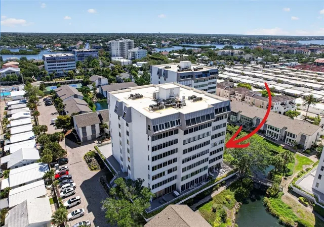 Listing Photo 4 - Condo for sale in building located at 1080 W Peppertree Ln, Sarasota, FL 34242 - Unit #305A