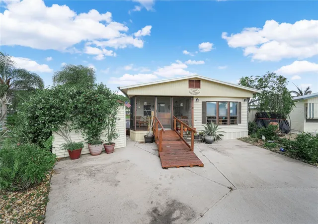 Photo 3 of Manufactured home for sale at 29 Beaverkill Dr, Lake Wales, FL 33898 | MLS# K4903439 | Listing updated on 2026-05-19