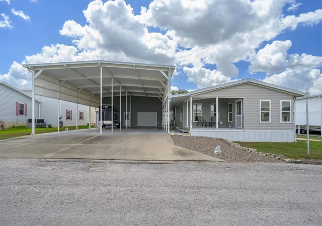 Photo 1 of Manufactured home for sale at 10027 Equity Ave, Dade City, FL 33525 | MLS# A4690909 | Listing updated on 2026-10-02