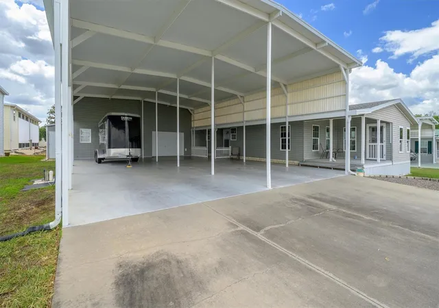 Photo 3 of Manufactured home for sale at 10027 Equity Ave, Dade City, FL 33525 | MLS# A4690909 | Listing updated on 2026-10-02