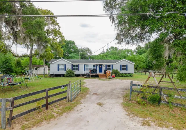 Photo 3 of Single family home for sale at 4647 NE 28th Avenue, Ocala, FL 34479 | MLS# OM723261 | Listing updated on 2026-09-01