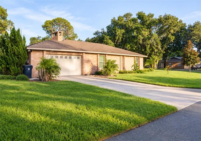 Photo 2 of Sale Pending at 906 Crestview Dr, Auburndale, FL 33823 | MLS# L4961301 | Listing updated on 2026-10-02