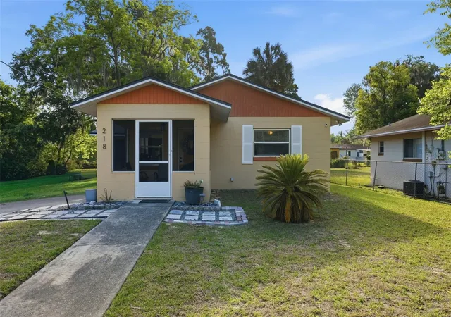 Photo 1 of Single family home for sale at 218 South E St, Leesburg, FL 34748 | MLS# G5111396 | Listing updated on 2026-06-06