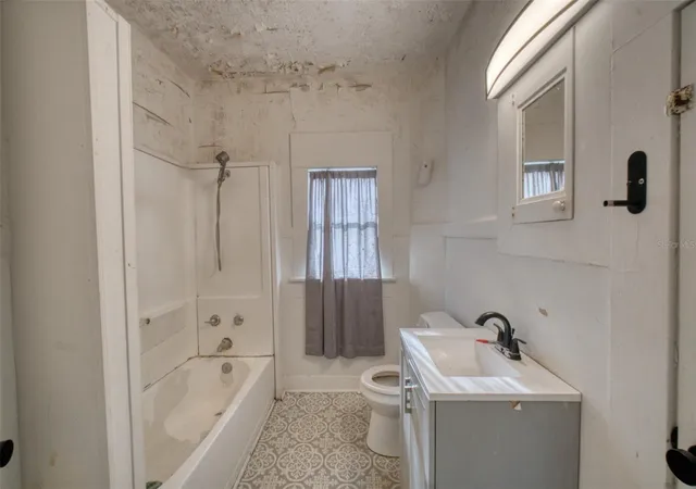 Photo 4 of Single family home for sale at 128 Ave D SW, Winter Haven, FL 33880 | MLS# L4961329 | Listing updated on 2026-09-01