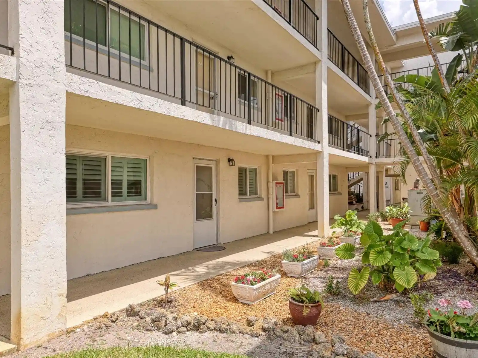Listing Photo 1 - Condo for sale in 708 Tamiami Trl S located at 708 Tamiami Trl S, Venice, FL 34285 - Unit #105