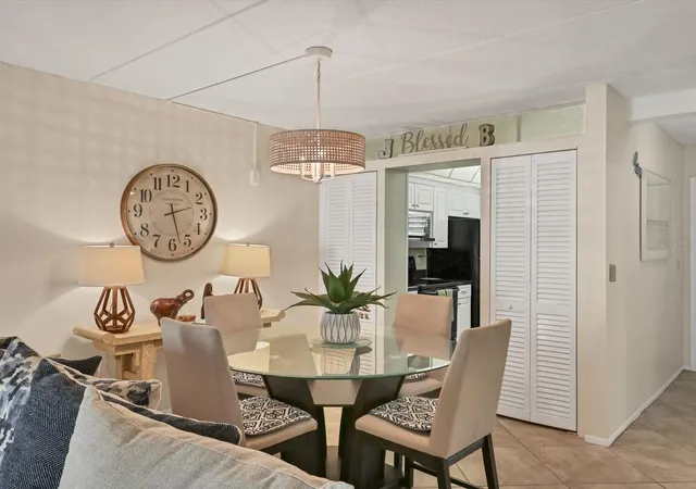 Listing Photo 5 - Condo for sale in building located at 708 Tamiami Trl S, Venice, FL 34285 - Unit #105