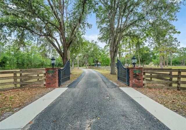 Photo 2 of Single family home for sale at 140 Cowpen Ln, Sarasota, FL 34240 | MLS# A4691106 | Listing updated on 2026-08-03