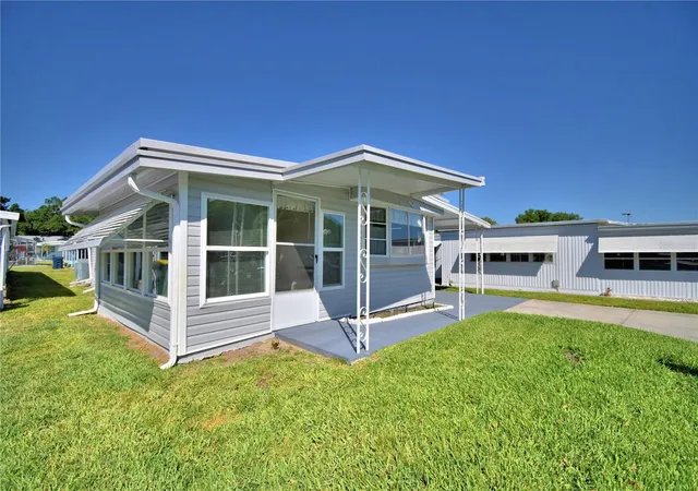 Photo 3 of Manufactured home for sale at 117 Holiday Ln, Auburndale, FL 33823 | MLS# P4938537 | Listing updated on 2026-09-17