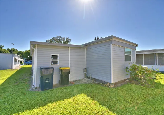 Photo 4 of Manufactured home for sale at 117 Holiday Ln, Auburndale, FL 33823 | MLS# P4938537 | Listing updated on 2026-09-17