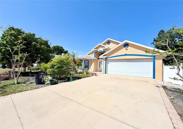 3rd image of 1150 Oakwood Dr, Dunedin, FL 34698 | MLS# TB8501376